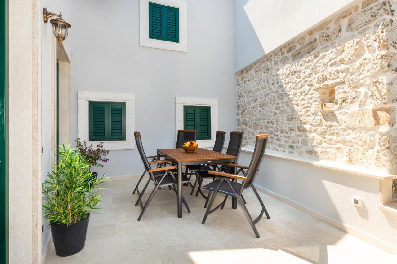 Luxury Apartments Azalea Примоштен Екстер'єр фото