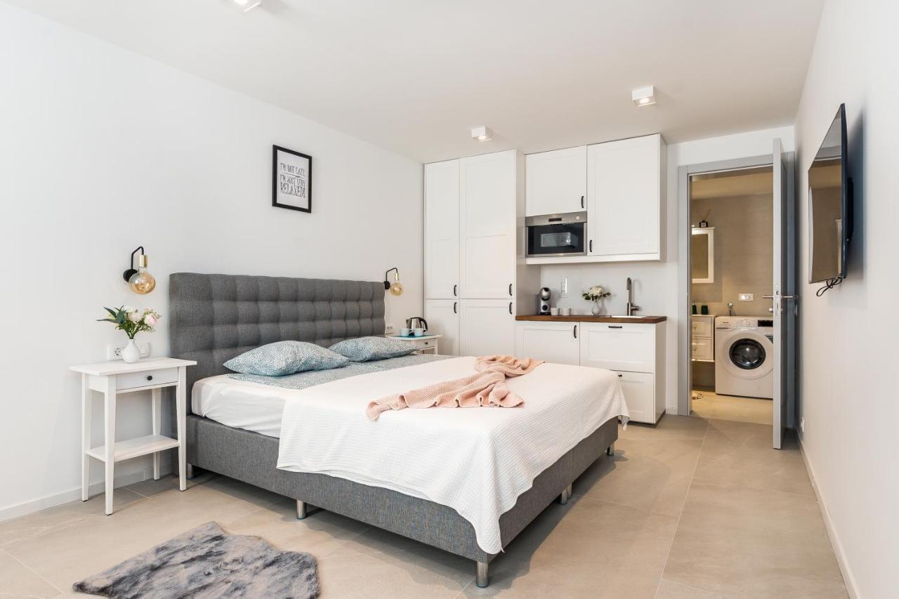 Luxury Apartments Azalea Примоштен Екстер'єр фото